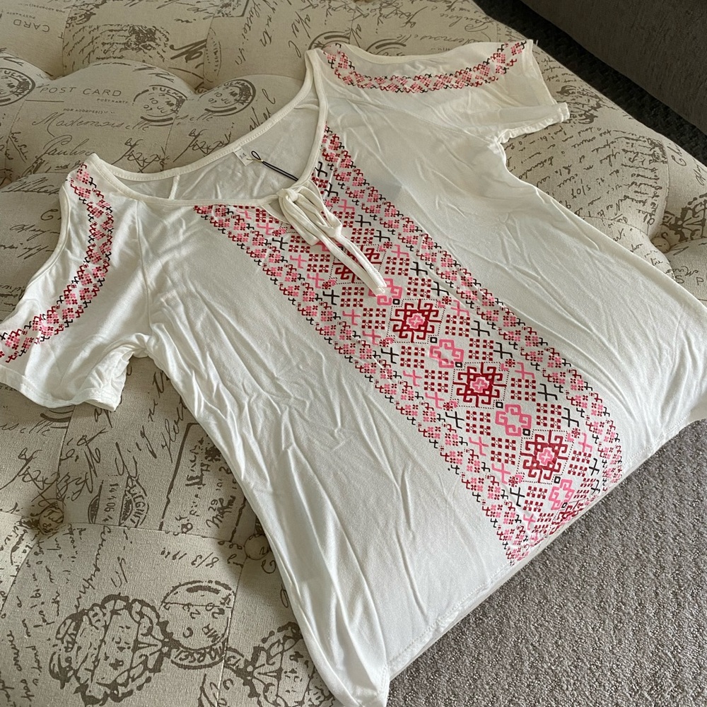 NWT super cute cream short sleeve shirt with pink/red/grey Aztec pattern